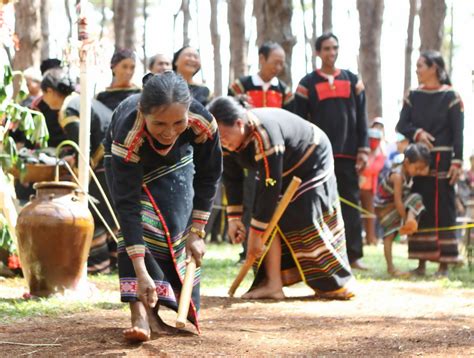 Lễ hội Gham-e Hajar: Tượng trưng cho sự Trở về của Mẹ và Nỗi Nhớ Khúc Dạ Cầm